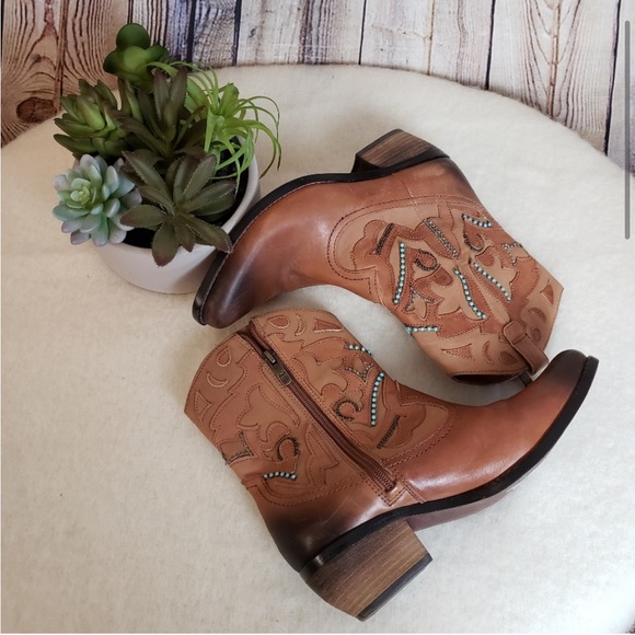 Vince Camuto Western Ankle Boots. Size 8 - Picture 6 of 8